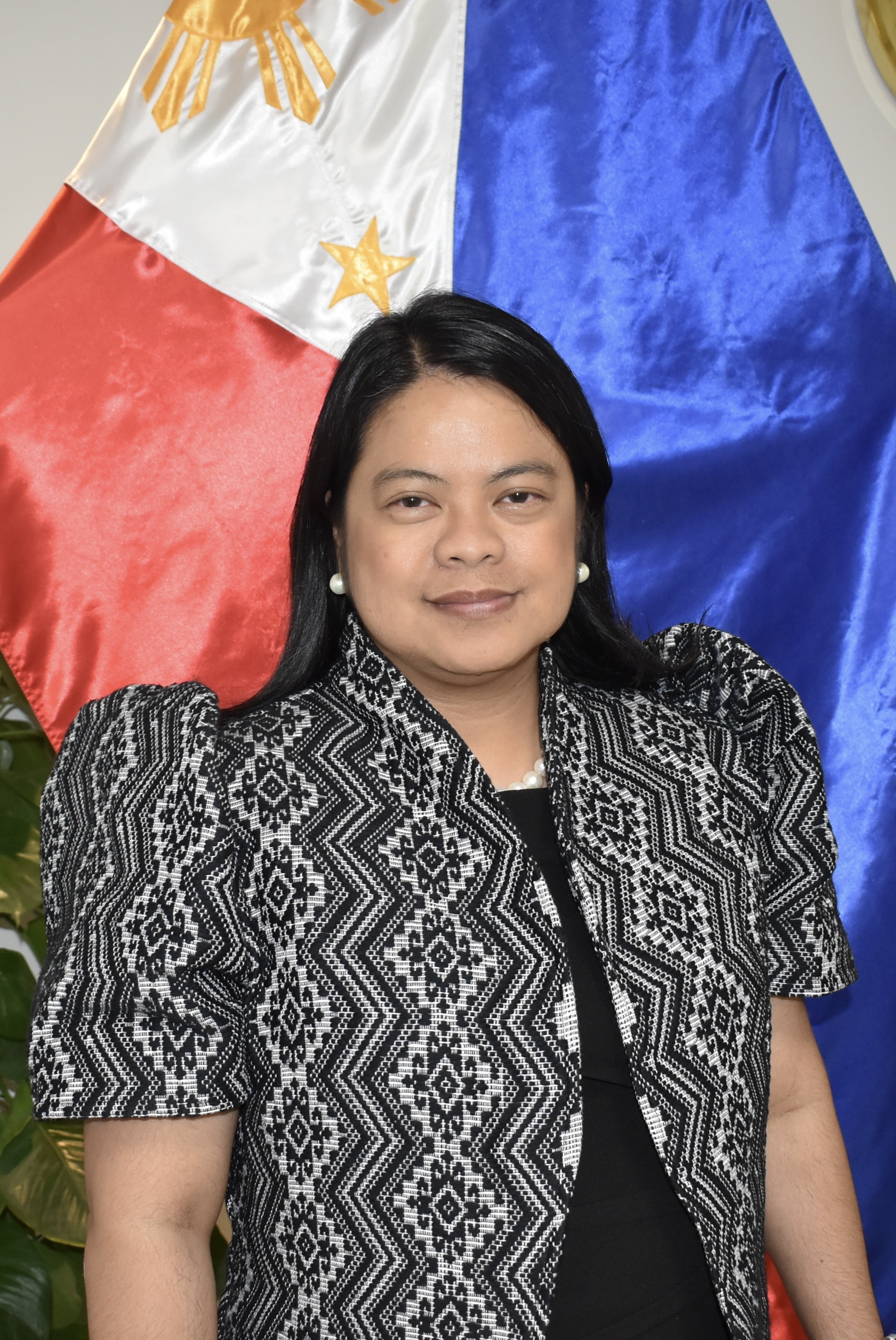 Consul General Myca Magnolia Maog Fischer1